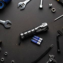 Aluminium Led/Xenon rubber grip Handtourch (3*1.5V AAA batteries / Not Included)