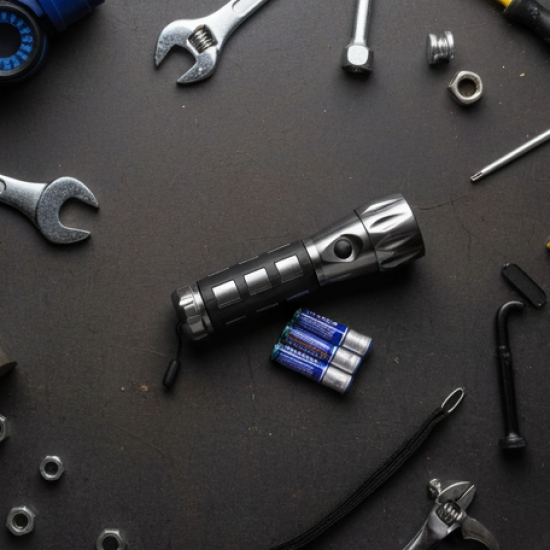 Aluminium Led/Xenon rubber grip Handtourch (3*1.5V AAA batteries / Not Included)