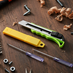 Heavy Duty Working Cutter Knife with replacement blade, 2 Screwdriver Hand Tool (4 Pc Set)